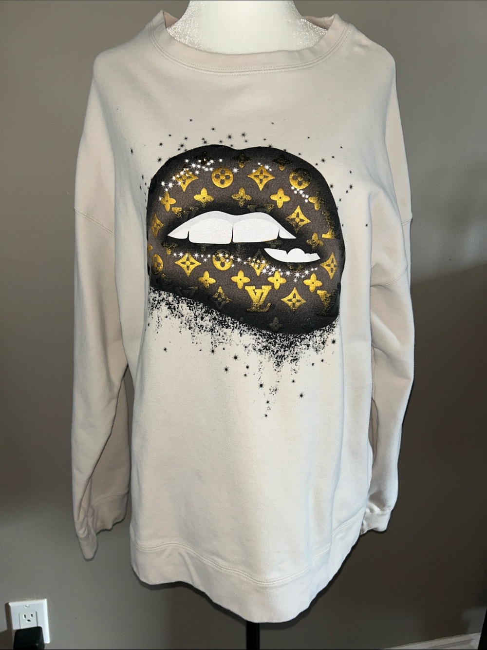 Graphic Lip Print Sweatshirt in Tan & Gold size XL